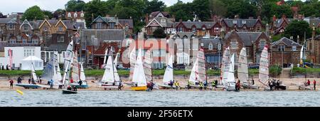 Dinghies de voile en compétition dans la régate annuelle du East Lothian Yacht Club, North Berwick Banque D'Images