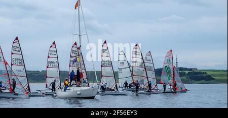 Dinghies de voile en compétition dans la régate annuelle du East Lothian Yacht Club, North Berwick Banque D'Images