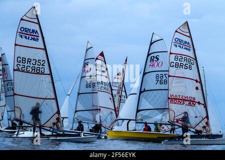 Dinghies de voile en compétition dans la régate annuelle du East Lothian Yacht Club, North Berwick Banque D'Images