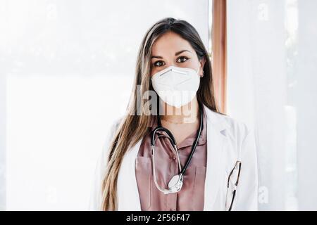 Femme médecin avec masque de protection à l'hôpital Banque D'Images