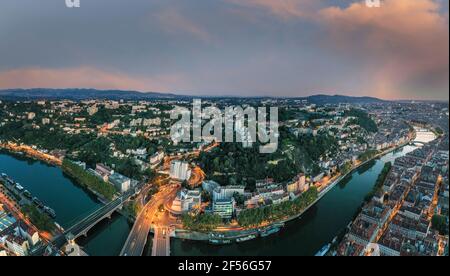 France, Auvergne-Rhône-Alpes, Lyon, vue aérienne de la ville illuminée située au confluent du Rhône et de la Saône au crépuscule Banque D'Images