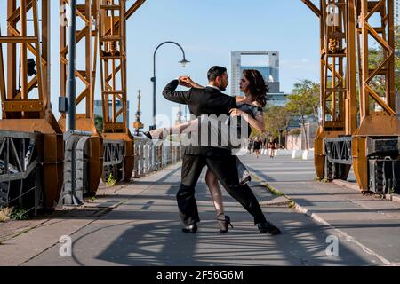 Danseurs masculins et féminins effectuant une répétition sur la route pendant l'été Banque D'Images