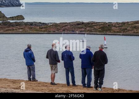 Bateaux à voile commandés par radio, sur l'étang de plaisance, Berwick Nord Banque D'Images