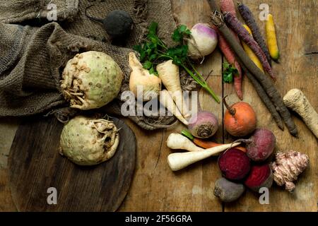 Légumes d'hiver sur fond de bois rustique Banque D'Images