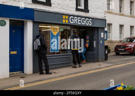 Les gens qui font la queue devant la boulangerie Greggs pendant une pandémie, High Street, North Berwick, East Lothian, Écosse, ROYAUME-UNI Banque D'Images