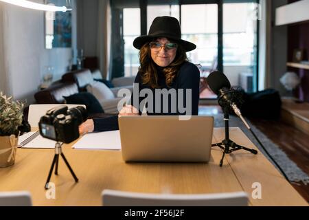 Enregistreur de données avec caméra et support de microphone utilisant un ordinateur portable assis à la maison Banque D'Images