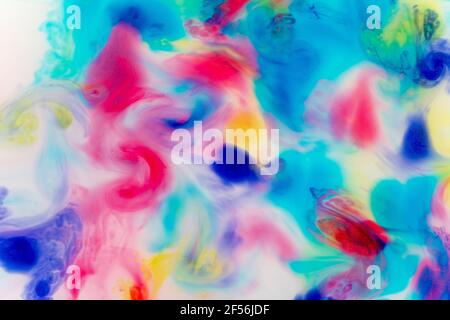 Cadre complet de liquides colorés se mélangeant Banque D'Images