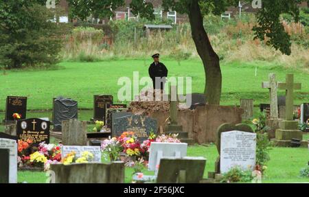 Dr Harold Shipman tue octobre 1998A policier à Hyde Cemetry protéger la zone un corps a été exhumé au début Heures du matin, il est debout derrière la plaie De la terre enlevée de la tombe Dr Harold Shipman est accusé du meurtre de 15 de ses paitents Banque D'Images