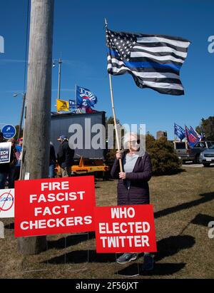 Un rassemblement contre la censure à Cape Cod, aux États-Unis. Combattre la censure hors du lot. Banque D'Images