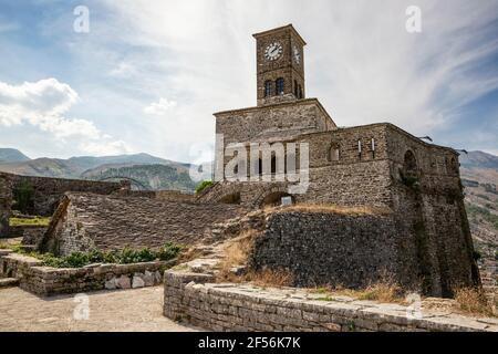 Tour d'horloge contre ciel nuageux à Gjirokaster, Albanie Banque D'Images