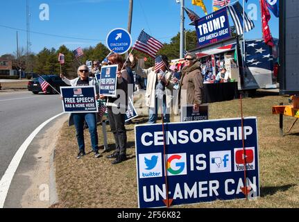 Un rassemblement contre la censure à Cape Cod, aux États-Unis. Combattre la censure hors du lot. Banque D'Images