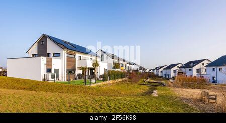 Allemagne, Bade-Wurtemberg, Waiblingen, Panorama de maisons modernes et économes en énergie Banque D'Images