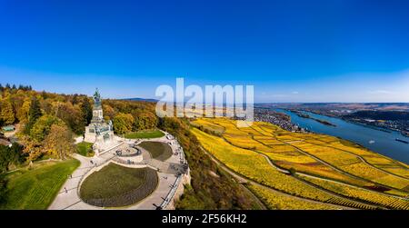 Allemagne, Hesse, Rudesheim am Rhein, vue en hélicoptère du ciel bleu clair sur le monument Niederwalddenkmal et les vignobles environnants Banque D'Images