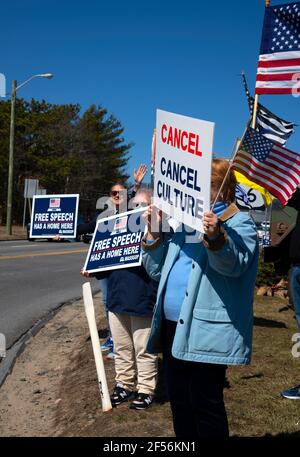 Un rassemblement contre la censure à Cape Cod, aux États-Unis. Combattre la censure hors du lot. Banque D'Images