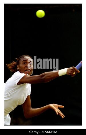 Venus williams avec sécurité à Wimbledon pic David Sandison 4/7/2002 Banque D'Images