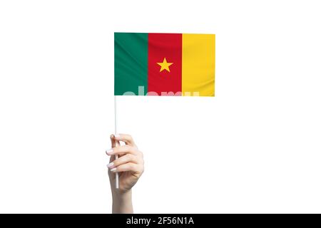 Belle main femelle tenant drapeau du Cameroun, isolée sur fond blanc. Banque D'Images