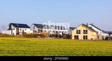 Allemagne, Bade-Wurtemberg, Waiblingen, Panorama de maisons modernes et économes en énergie Banque D'Images