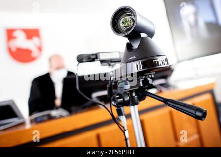 24 mars 2021, Basse-Saxe, Oldenburg : une caméra vidéo pour les audiences se tient dans une salle d'audience du tribunal régional d'Oldenburg. Les tribunaux de Basse-Saxe entendent de plus en plus des affaires civiles par vidéo. Photo: Hauke-Christian Dittrich/dpa Banque D'Images