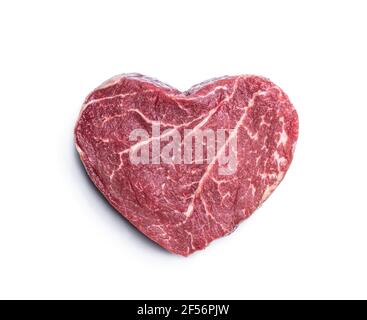 Steak de bœuf frais brut en forme de coeur isolé sur blanc Banque D'Images