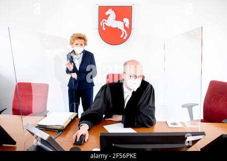 24 mars 2021, Basse-Saxe, Oldenburg: Barbara Havliza (CDU), ministre de la Justice de Basse-Saxe, s'informe dans une salle d'audience du tribunal régional d'Oldenburg avec le juge Benedikt Windau sur les possibilités et la procédure d'un procès vidéo. Les tribunaux de Basse-Saxe entendent de plus en plus des affaires civiles par vidéo. Photo: Hauke-Christian Dittrich/dpa Banque D'Images