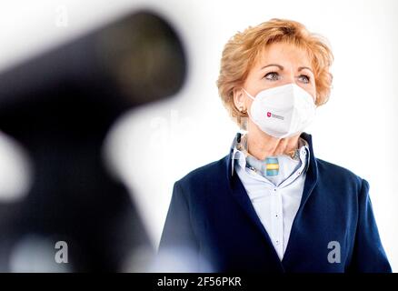 24 mars 2021, Basse-Saxe, Oldenburg: Barbara Havliza (CDU), ministre de la Justice de Basse-Saxe, se tient derrière une caméra dans une salle d'audience du tribunal régional d'Oldenburg pendant qu'elle apprend les possibilités et le processus d'un procès vidéo. Les tribunaux de Basse-Saxe entendent de plus en plus des affaires civiles par vidéo. Photo: Hauke-Christian Dittrich/dpa Banque D'Images