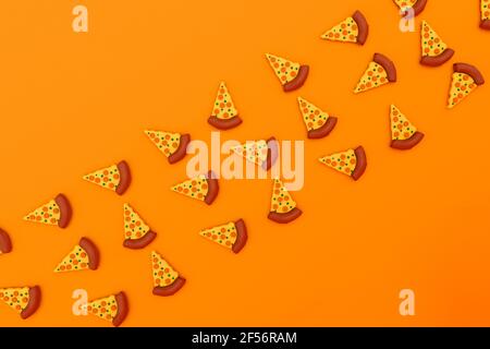 Rendu tridimensionnel des tranches de pizza sur fond orange Banque D'Images