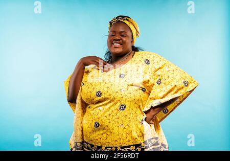 Image d'une belle femme d'afrique portant des vêtements traditionnels. Concept de style de vie et de culture Banque D'Images