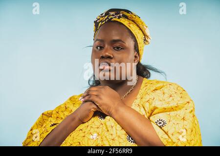 image d'une belle femme d'afrique portant des vêtements traditionnels. Concept de style de vie et de culture Banque D'Images