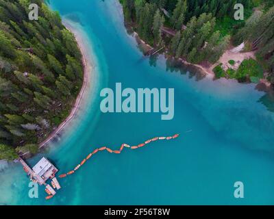 Bateaux amarrés dans le lac Pragser Wildsee à Dolomites, Alto Adige, Italie Banque D'Images