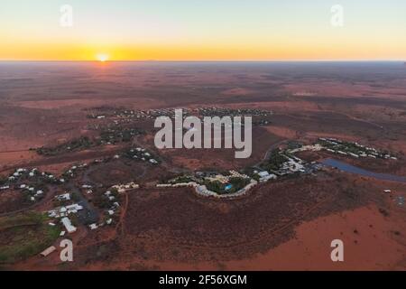 Australie, territoire du Nord, Yulara, vue aérienne de la ville désertique dans le parc national d'Uluru-Kata Tjuta au lever du soleil Banque D'Images