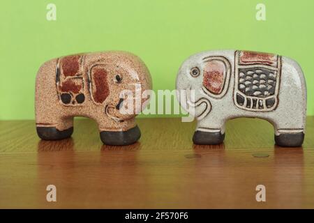 Deux éléphants en poterie émaillée de Studio Ceramics à Cornwall. CICU fin des années 1970. Motif éléphant plat stylisé de couleur marron, noire et grise. Banque D'Images