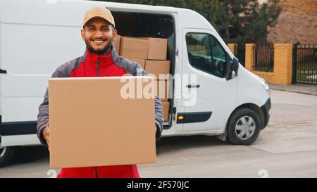 Portrait de l'indien livrant le colis. Photo de haute qualité Banque D'Images