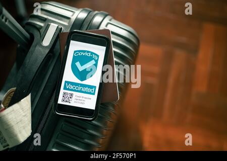 Concept de l'application Covid-19 Vaccine Passport. Le code QR contient le mot « vacciné ». Banque D'Images
