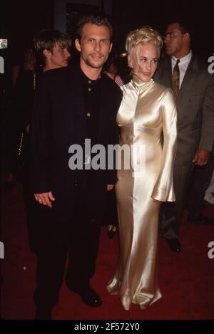 Christian Slater et Patricia Arquette lors de la première « True Romance » de Los Angeles à Los Angeles, Californie le 8 septembre 1993 crédit : Ralph Dominguez/MediaPunch Banque D'Images