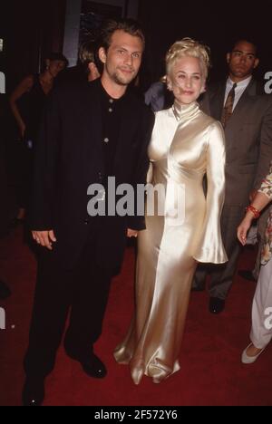 Christian Slater et Patricia Arquette lors de la première « True Romance » de Los Angeles à Los Angeles, Californie le 8 septembre 1993 crédit : Ralph Dominguez/MediaPunch Banque D'Images