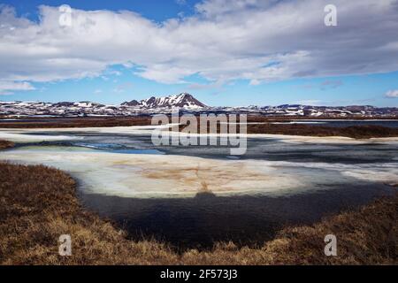 Lac gelé avec montagne enneigée Lac Myvatn Islande LA008925 Banque D'Images