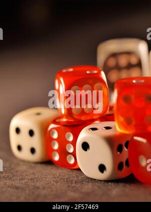 Fond créatif, roulette, dés de jeu, cartes, jetons de casino sur fond sombre. Le concept de jeu, casino, gains, Vegas Games Backgroun Banque D'Images