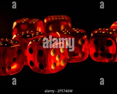 Fond créatif, roulette, dés de jeu, cartes, jetons de casino sur fond sombre. Le concept de jeu, casino, gains, Vegas Games Backgroun Banque D'Images