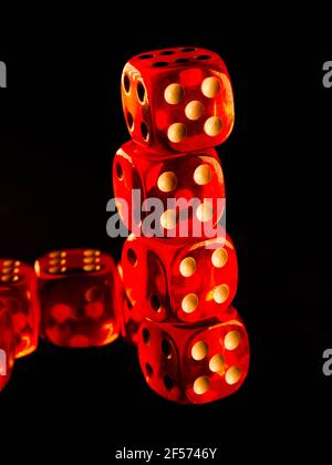 Fond créatif, roulette, dés de jeu, cartes, jetons de casino sur fond sombre. Le concept de jeu, casino, gains, Vegas Games Backgroun Banque D'Images