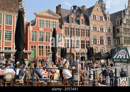 Gand, Belgique - 31 mars 2019 : rue à côté du canal avec une foule de gens sur les terrasses de bars à Gand, capitale de la province de Flandre orientale Banque D'Images