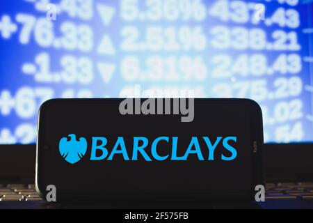 Sur cette photo, un logo Barclays apparaît sur un smartphone. Banque D'Images