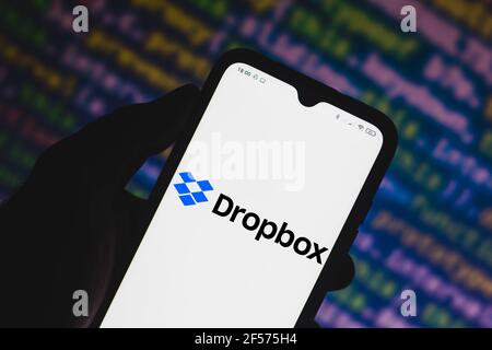 Dans cette illustration photo, un logo Dropbox s'affiche sur un smartphone. Banque D'Images
