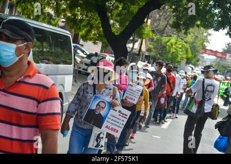 San Salvador, El Salvador. 24 mars 2021. Les salvadoriens commémorent l'assassinat de Saint Oscar Arnulfo Romero qui a été tué par un Sniper tout en célébrant la messe le 24 mars 1980.Romero a été déclaré un Saint par le pape François le 2018 crédit: Camilo Freedman/ZUMA Wire/Alamy Live News Banque D'Images