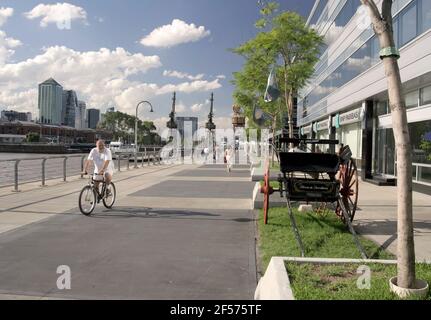 Les gens font du vélo et de la marche dans le quartier des docklands de Puerto Madero, Buenos Aires, Argentine Banque D'Images