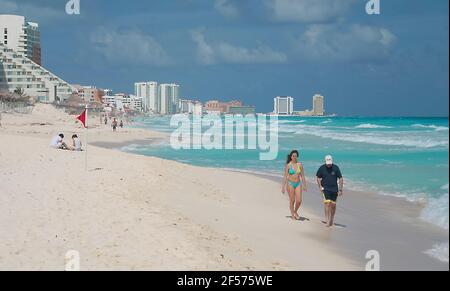 Personnes sur la plage dans la zone Hôtel, Cancun, Quintana Roo, Mexique Banque D'Images