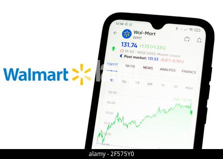 Brésil. 21 mars 2021. Sur cette photo, les informations boursières de Walmart affichées sur un smartphone avec le logo Walmart en arrière-plan. Credit: Rafael Henrique/SOPA Images/ZUMA Wire/Alamy Live News Banque D'Images