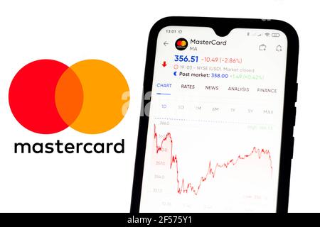 Brésil. 21 mars 2021. Sur cette photo, les informations boursières de Mastercard affichées sur un smartphone avec le logo Mastercard en arrière-plan. Credit: Rafael Henrique/SOPA Images/ZUMA Wire/Alamy Live News Banque D'Images