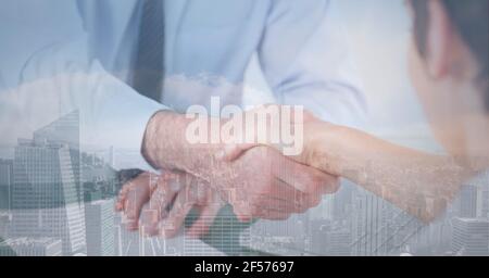 Composition de l'homme d'affaires et de la femme d'affaires qui se mêle au paysage urbain Banque D'Images