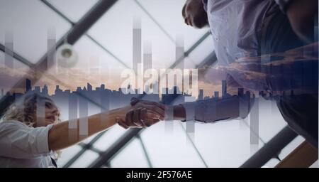 Composition de l'homme d'affaires et de la femme d'affaires serrer la main avec des statistiques et paysage urbain Banque D'Images