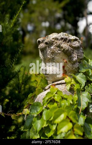 Statues recouvertes de mousse aux jardins Greenwood à Millburn, New Jersey, États-Unis. Ce sont en fait de grandes pièces d'échecs Limestone achetées par Peter P. Blanchard Jr. Banque D'Images